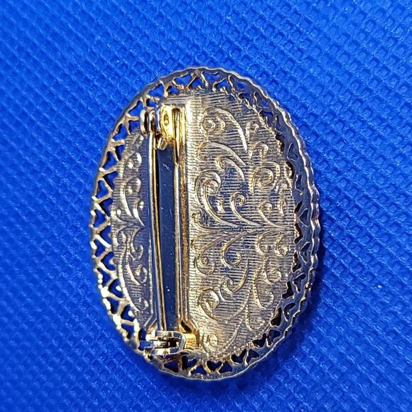 VNTG Pastel Pink Cabochon Pin With Shiny Gold Heart Filligree Trim Brand 1928 - Picture 4 of 8